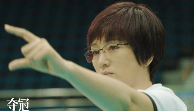 而巩俐为了饰演好郎平的这个角色也是非常努力的,无论是造型眼神和