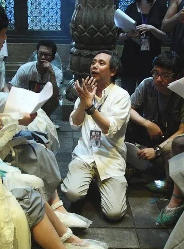 众人堆柴火焰高,周星驰为了答谢陈嘉上的提携之恩,也没少帮忙.