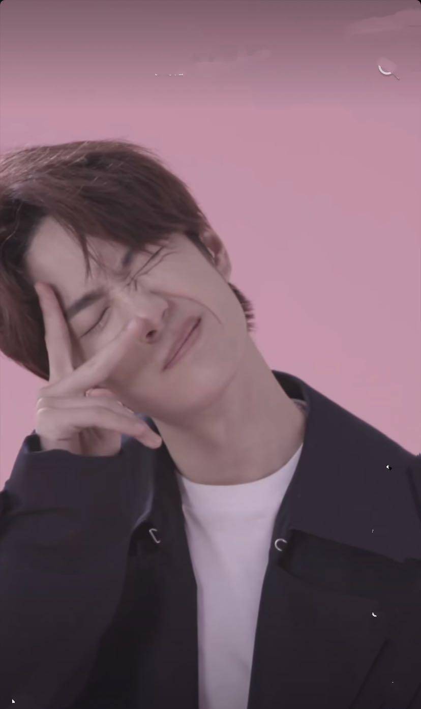 王一博晒出最新5连拍罕见戴美瞳偶像包袱碎一地