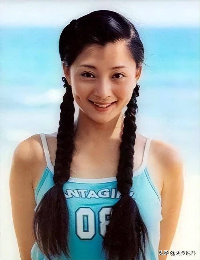 她是演员中的女富豪多辆豪车轮流开如今44岁却活得像20岁