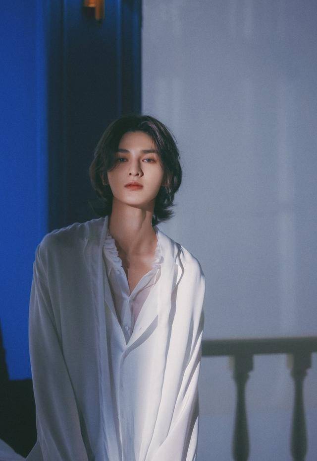 朱正廷"长发"造型大片,穿白色衬衫,展现中世纪贵族的气质_英伦_领口