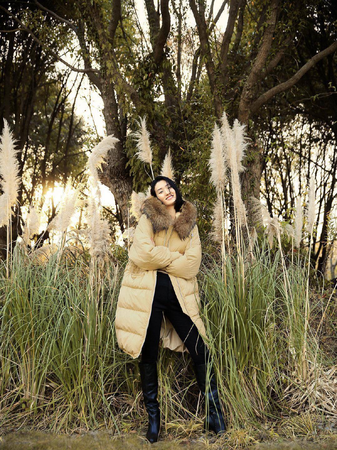 张丽娜的下半身搭配的一条黑色的裤子,脚上一双黑色的高跟靴,黑色与