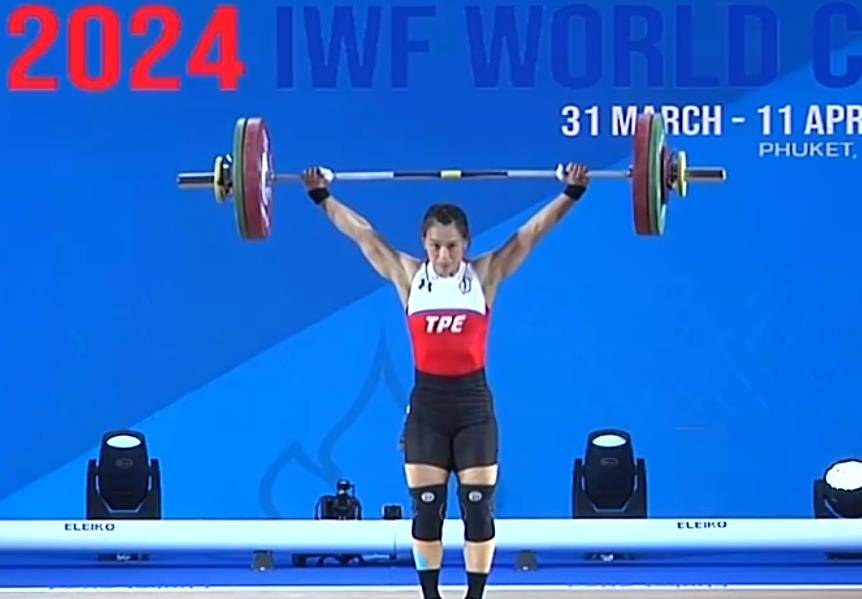 东京奥运会女子55公斤级金牌得主,菲律宾的迪亚兹以抓举100公斤,挺举