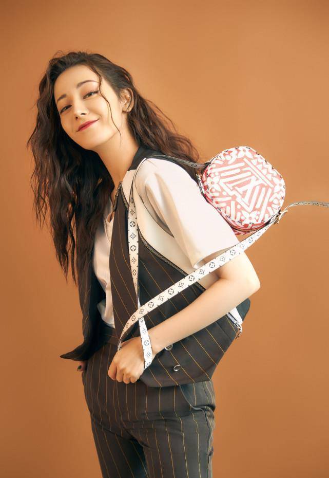 原创迪丽热巴解锁卷发造型复古裤装魅力十足漂亮的李慧珍回来了