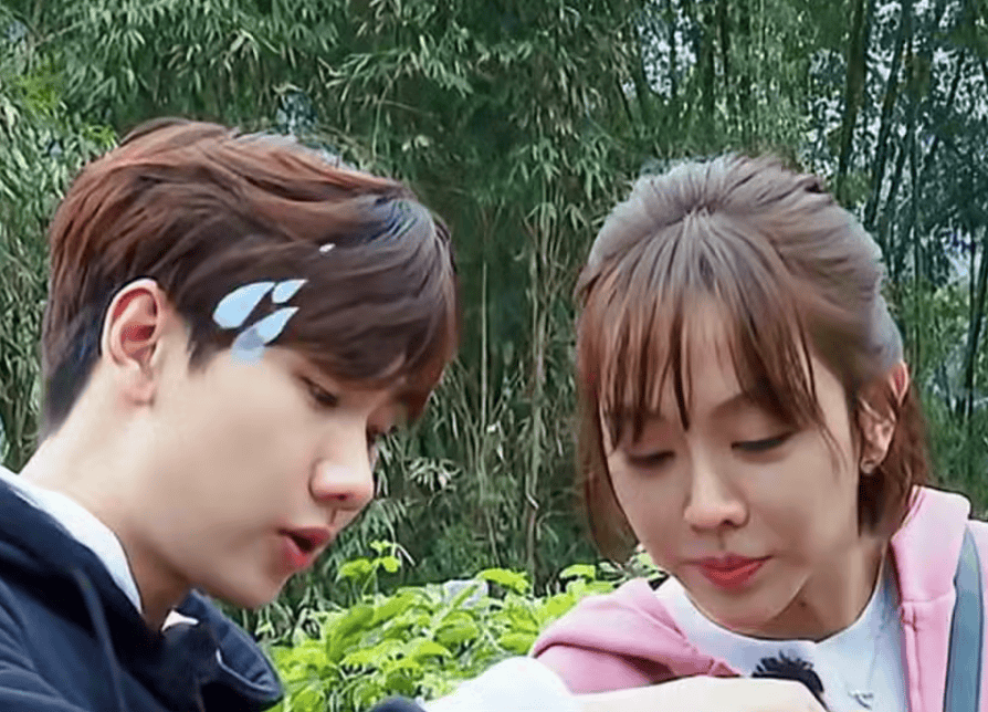 节目上汪苏泷一直默默无闻的照顾姜妍以此表达自己的喜爱,即便很久