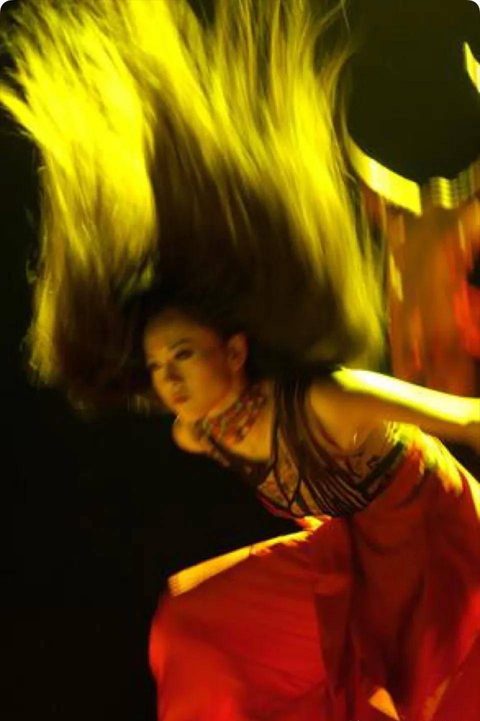 那惟妙惟肖的仿生动作,仿佛真的是一簇簇燃烧的火苗在窜动.11.