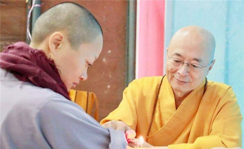 为了减轻母亲的痛苦,释海涛当时干脆就跪在其床边念经,并且他还一边在