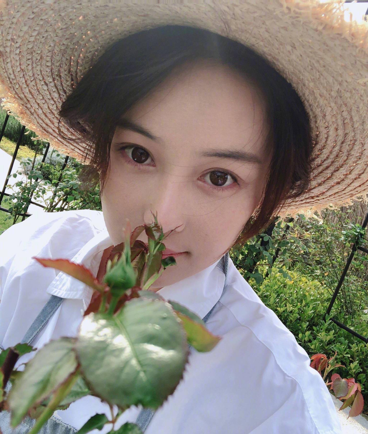 原创张馨予抽风式做蛋糕刚出炉就忍不住吃一大口嘴边沾的奶油好似小花