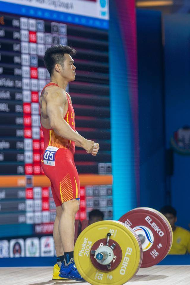 爆冷丢金!30岁举重奥运冠军被黑马绝杀,对手破世界夺_