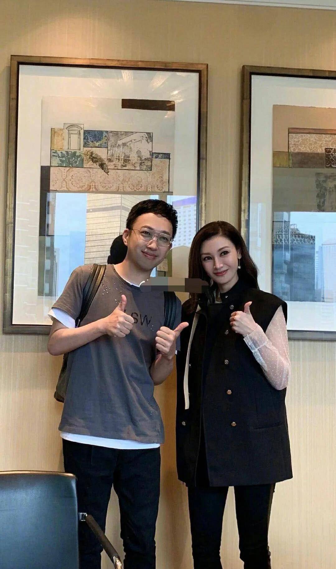 在日本拍到李嘉欣姐妹,连生图都这么美,但打扮土气,还没素人姐姐穿的