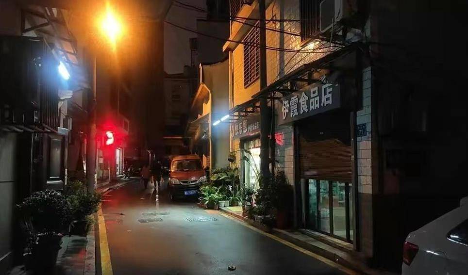 原创白沙街成夜归女孩梦魇56岁超市大姐留灯11年守护她们回家