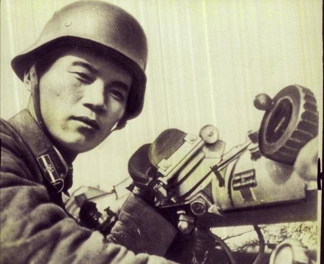 原创淞沪会战炮兵营长带记者到阵地采访张发奎看到报道将其撤职