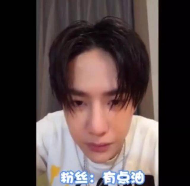 弹幕飘过去:有点油,不太喜欢……王一博有一次在直播的时候弄了个湿发