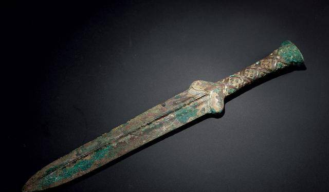 结果让他大吃一惊的是,网友的回复却说这把剑是战国时期的青铜器文物