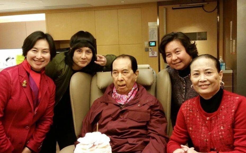 三太戴6000万手镯,赌王墓地和儿子比太简陋_何鸿燊_家族_黎婉华