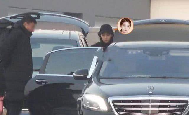 当天,关晓彤和助理在收工后径直走向座驾,而早等候在外边的司机看到