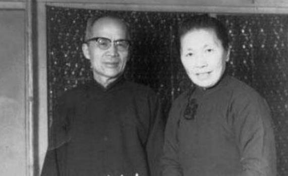 抗战爆发后,吴四宝投奔了日本人,佘爱珍也由此成为汉奸,因为吴四宝