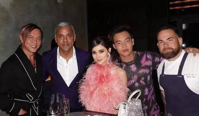 原创澳门赌王洪永时一口气买30台劳斯莱斯还娶外国模特为妻