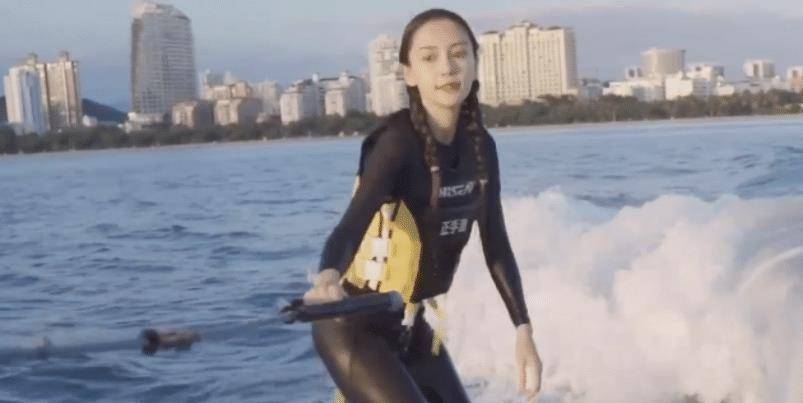 原创杨颖发布冲浪vlog低马尾辫子少女感十足时尚却暴露真实身材