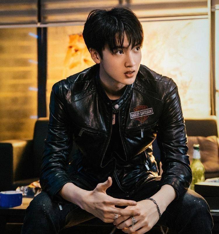 被问能否拥抱搭档?陈宥维毫不犹豫答应,"直男式"拥抱再遭吐槽