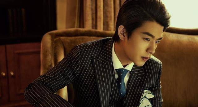 比肩f4的人气天团,18年后,1个成员无戏拍,另1个为黄晓明做配角_李威