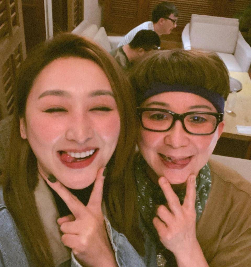 高海宁晒饼印母女照供养一家6口父母摆摊养家曾涉卖假货被捕