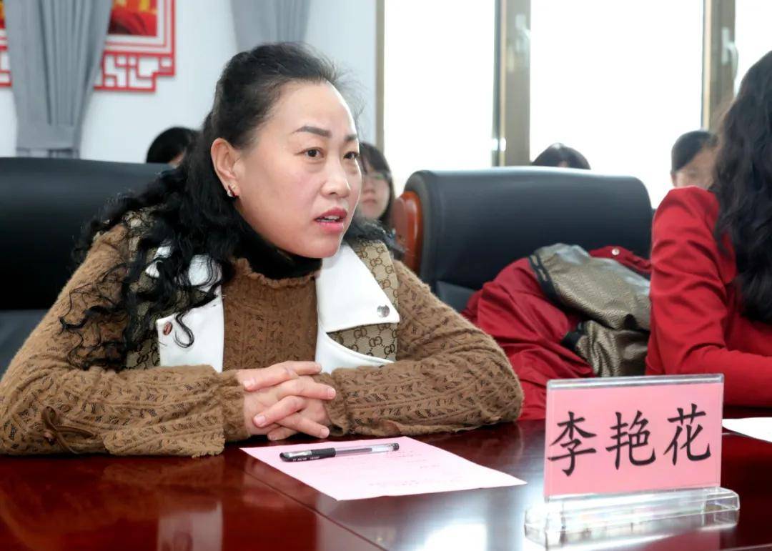 共青团吕梁市委副书记郭峥,校长张学斌,贺昌中学学雷锋小组