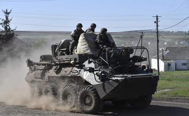 俄军巨型炸弹开路,乌军缴械投降,俄装甲部队突破恰索夫亚尔市区