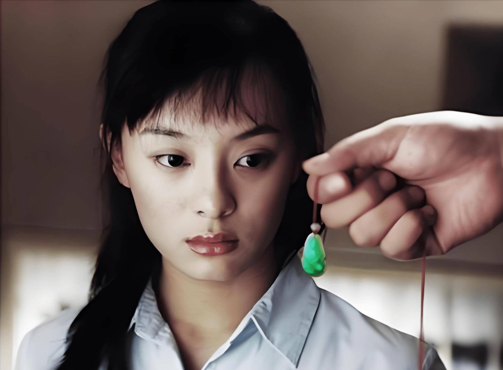 成为海润旗下的首位艺人;年底,主演了海岩筹拍的电视剧《玉观音》