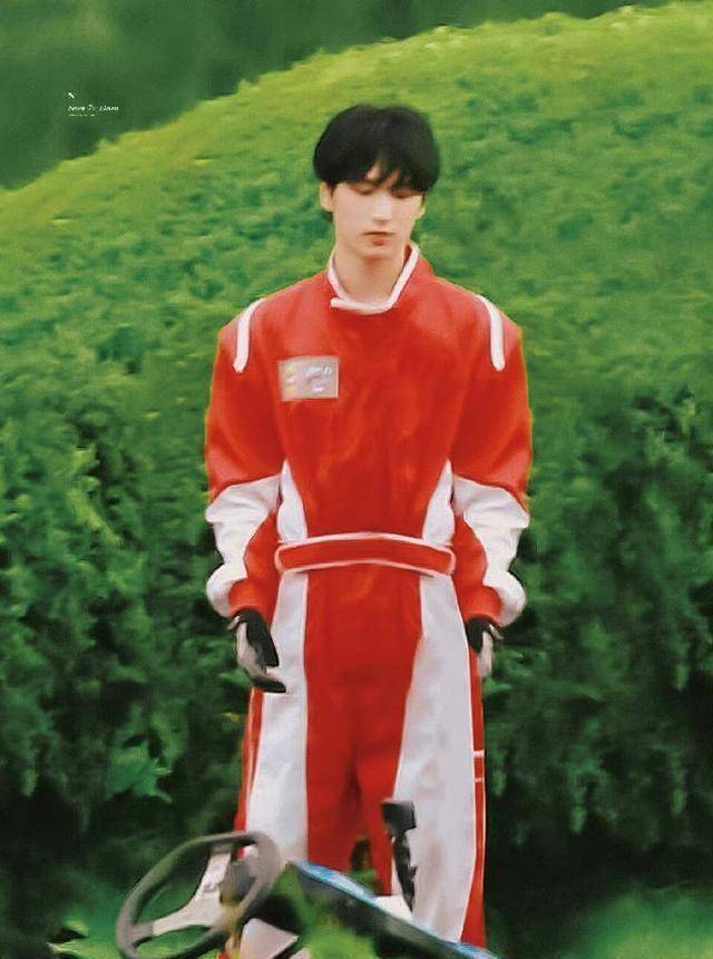 红色赛车服真的很显气色,画面中微笑的少年太好看了吧,笑容十分治愈