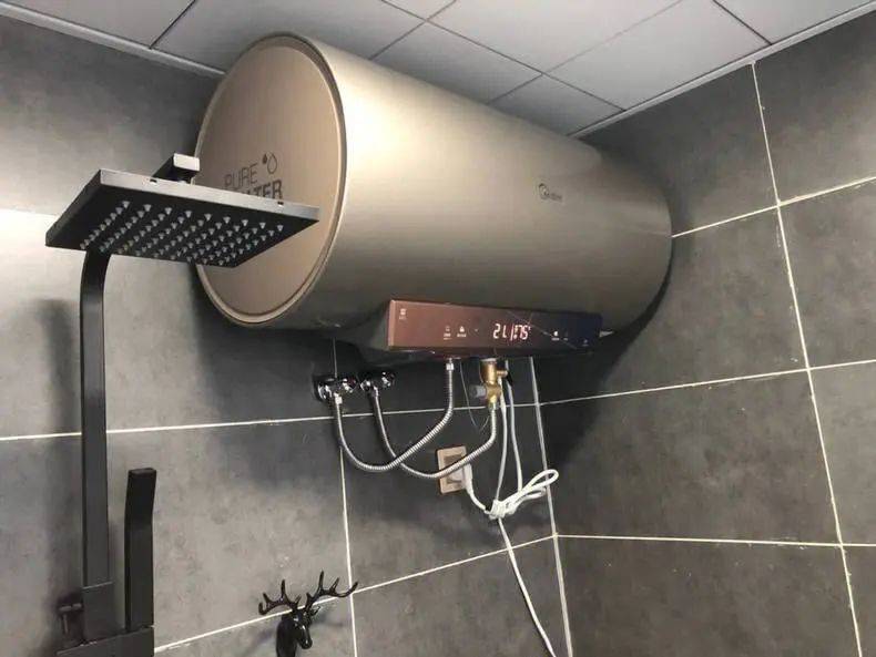 4,加热速度慢这种储水式的电热水器在加热过程中,热水速度相对较慢.