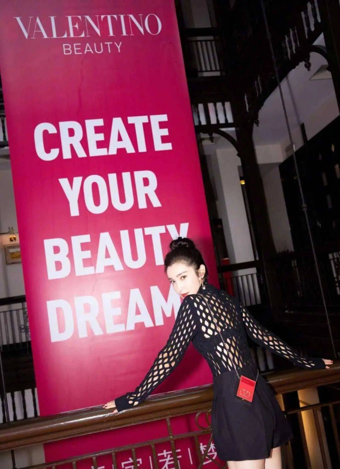 原创51岁不婚李冰冰罕见这么露骨穿镂空衫超短裤丝袜时髦又性感