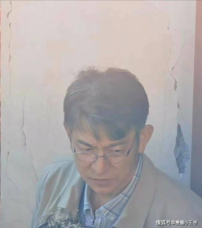 62岁刘德华近照老态龙钟?满头白发,啤酒肚抢镜,天王也老了!