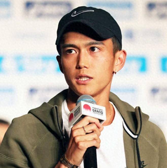 大迫杰想当狼在海拔2000米孤独锻炼看你在爬哪座山