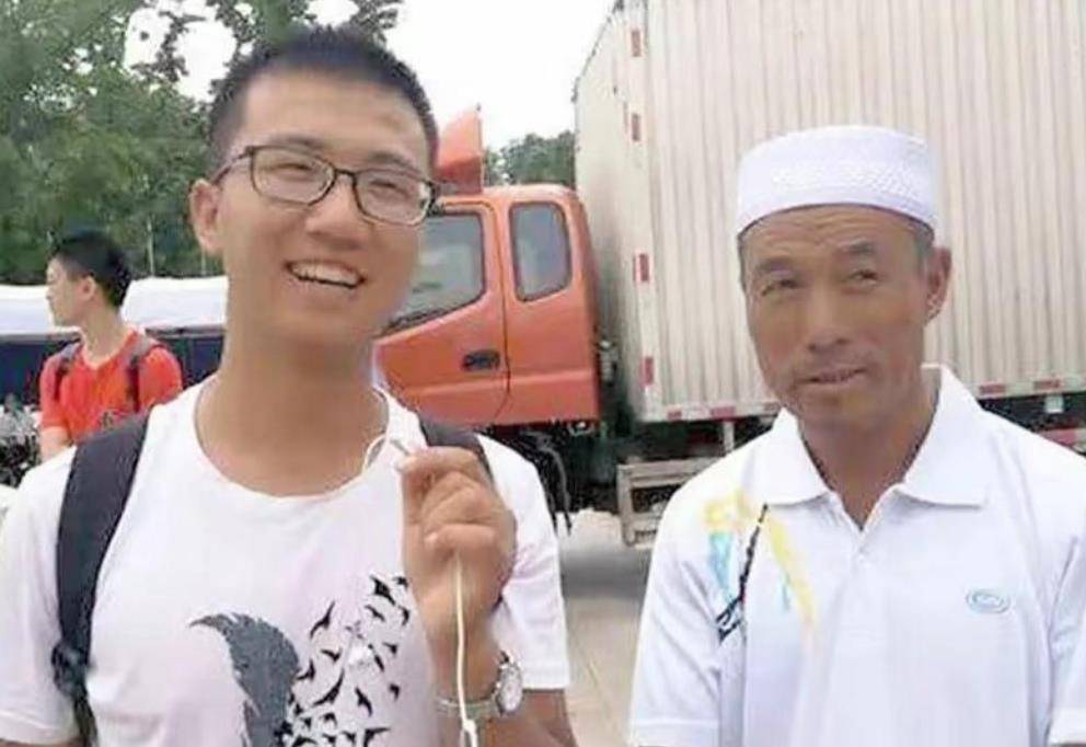 原创2018年单小龙率先冲出考场嘲讽高考题太垃圾简单后来怎样了