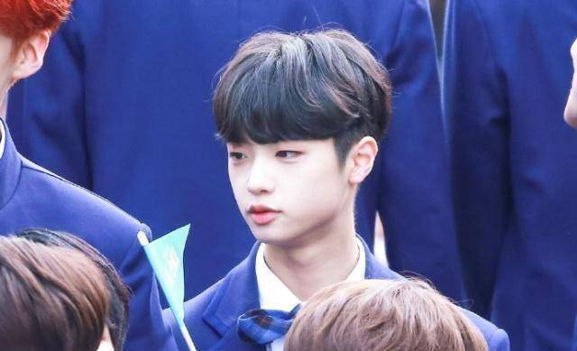 原创被导师选为官方c位当众调戏导师李栋旭这位练习生什么来头