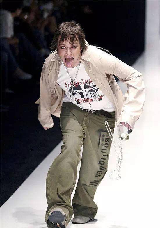 他曾经是世界上最帅的男孩,现在却是顶着啤酒肚的光头大叔_爱德华弗隆