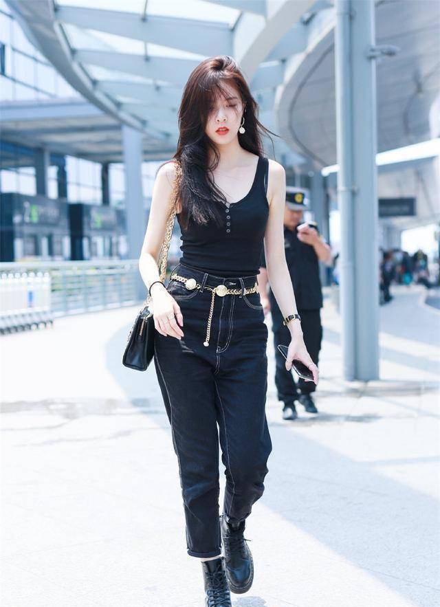 原创被宋妍霏的酒杯腿迷住黑色西装直接当裙子穿效果惊艳