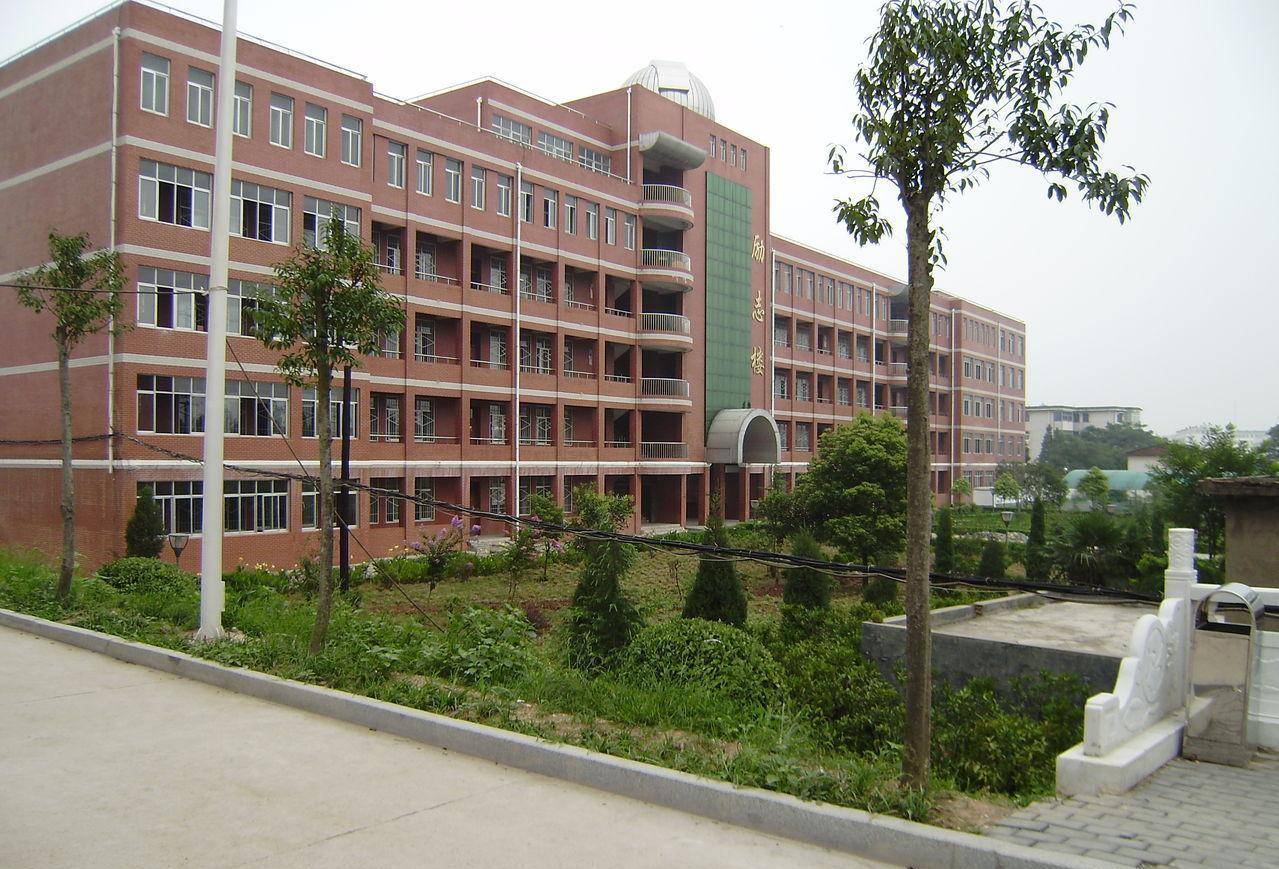 不再疯狂毛坦厂中学万人雨中送考大变样回归教育该有的样子