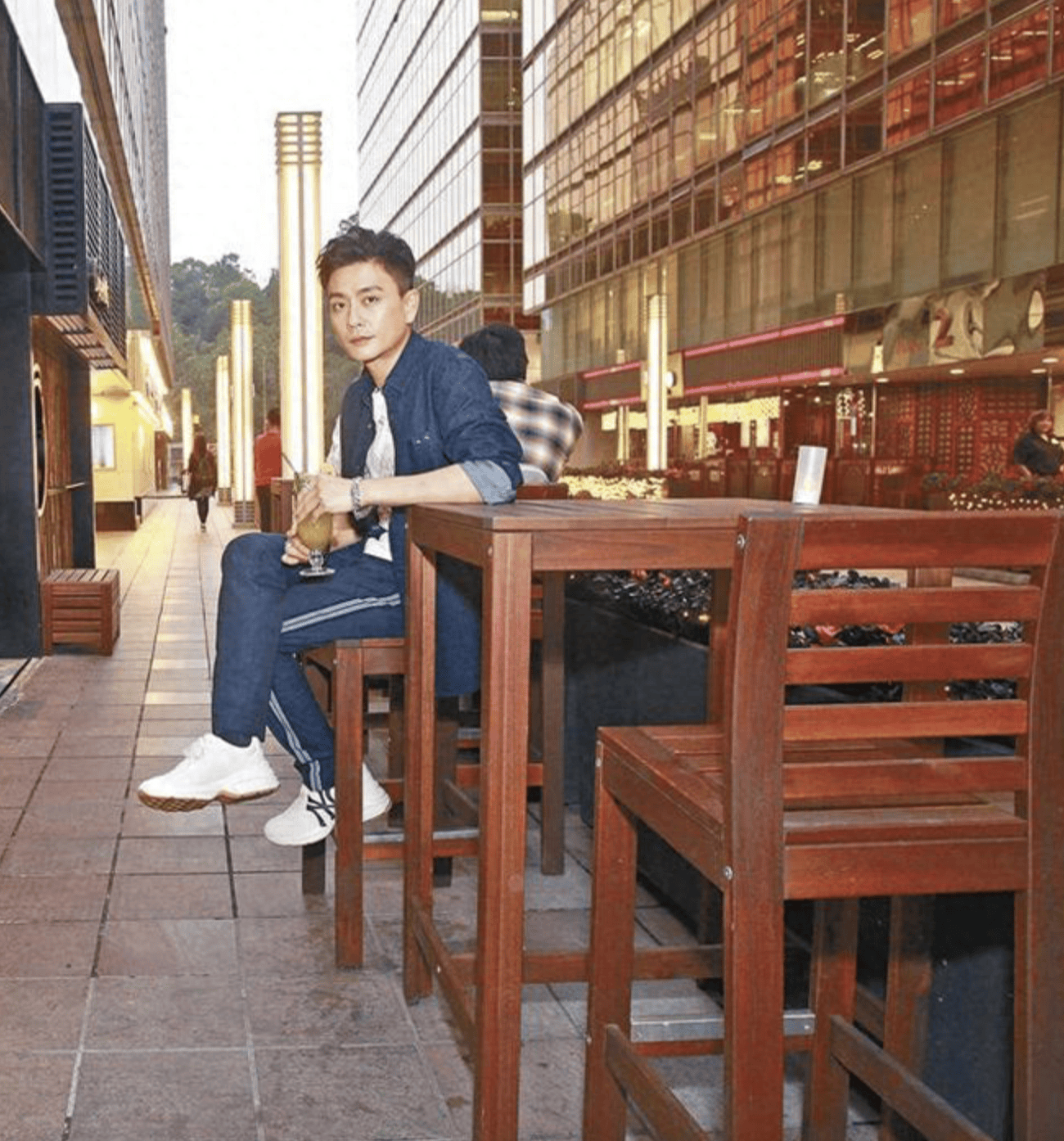 黄宗泽餐厅客源减少守业难受港人北上消费影响已推出六折优惠