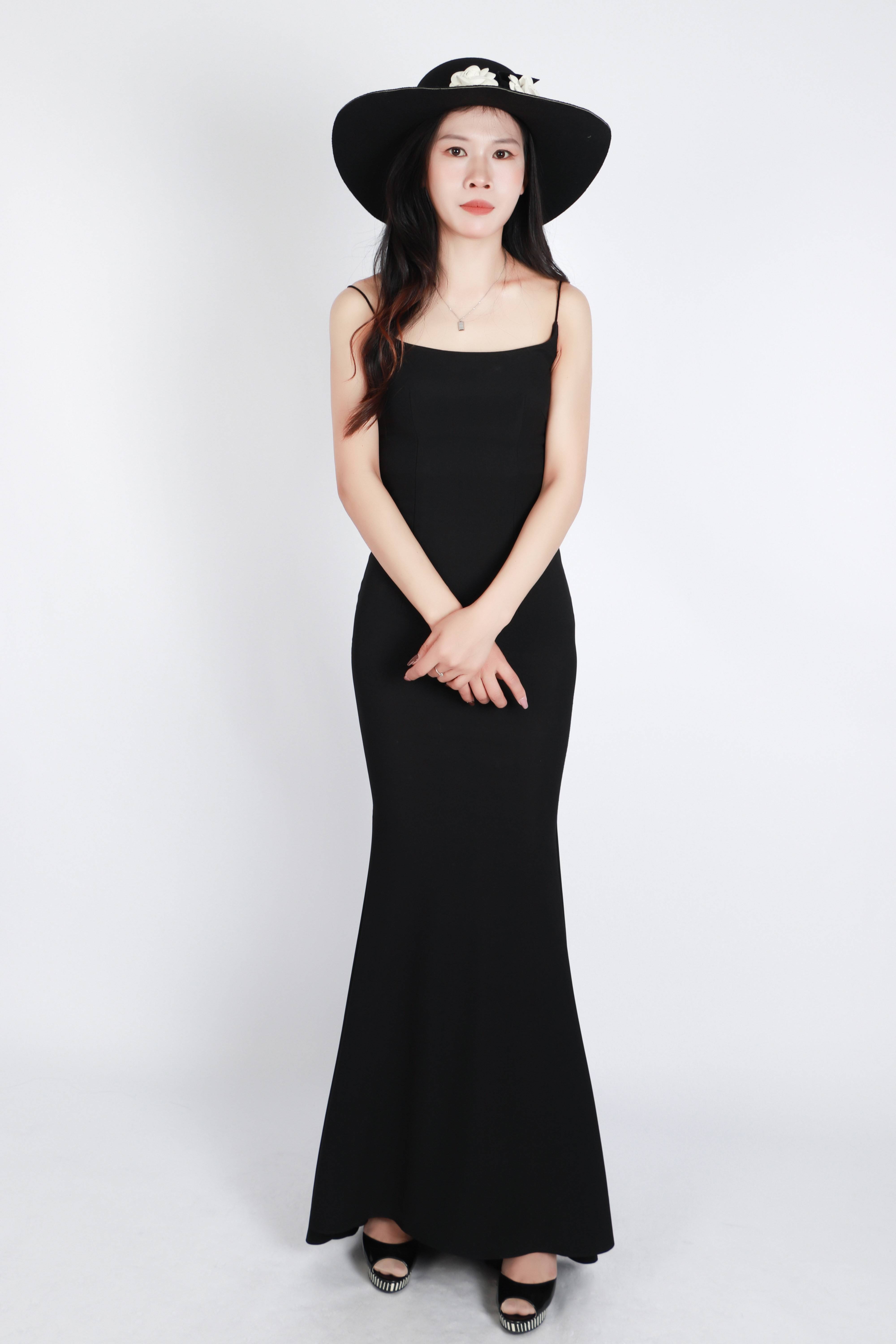 模特友儿展现优雅身姿