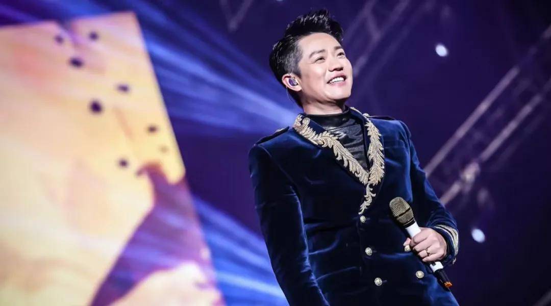 从《月亮之上》到《海底》,每一首歌曲都是一段音乐旅程,唤起人们对