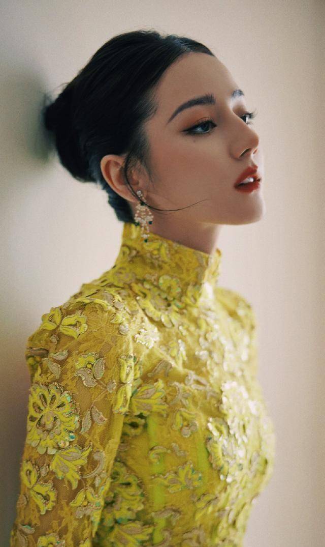 原创出场即惊艳迪丽热巴露背旗袍窈窕身段好娇美气场超飒生图出圈