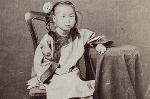 4岁就成"小媳妇",一生悲惨孤苦无依_穷人家_孩子_女孩