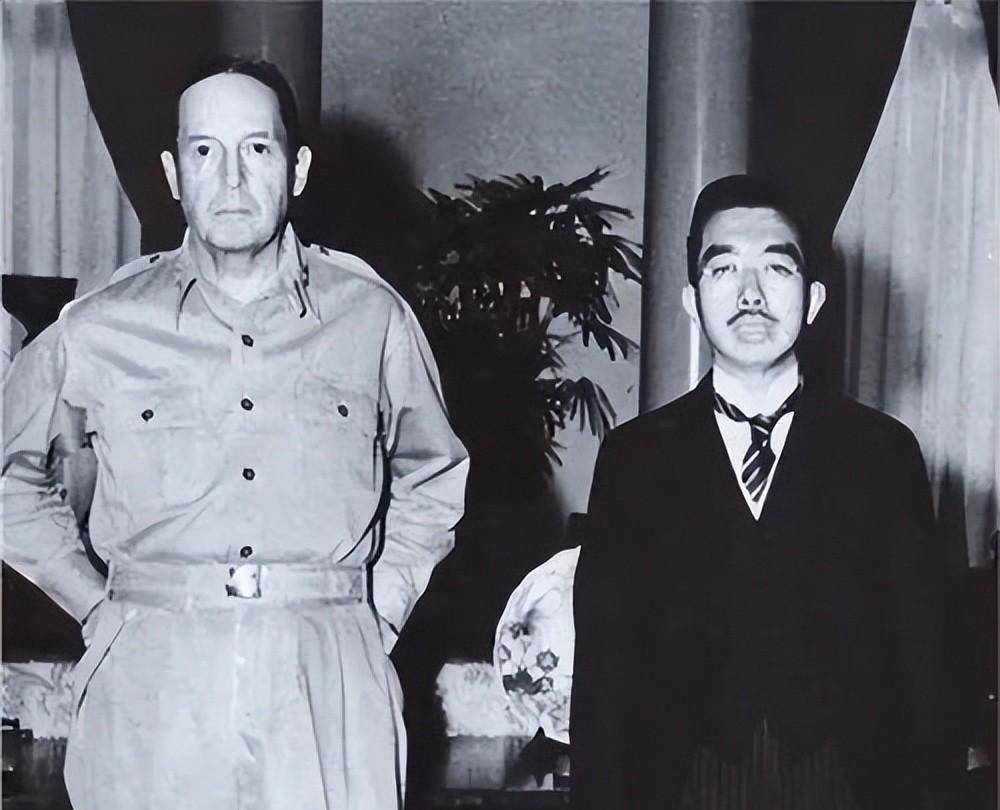 就这样,麦克阿瑟站到了裕仁这一边.