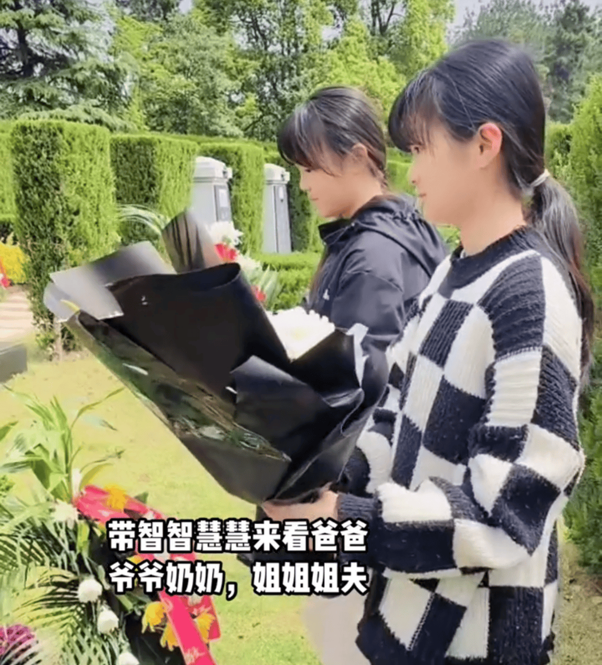 其实,早在清明节当天,盛海琳就曾写了一段诗句悼念亡夫和女儿以及女婿