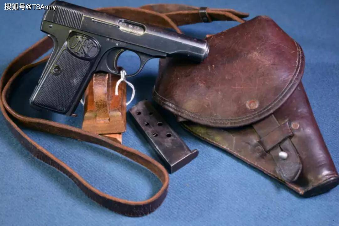 手枪的国军团座,身上自然也少不了枪套,这种枪套也是专为勃朗宁m1900