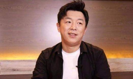 原创潘长江在台上突然摔倒沈腾脱口而出一句话堪称救场教科书