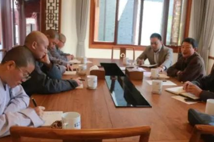 印宗法师向柳部长一行简要地介绍了莲溪寺发展历史和寺院当前的工作