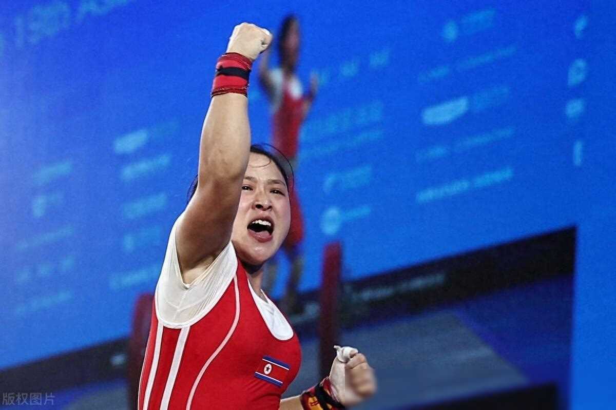原创朝鲜女举疯狂破纪录梦之队成配角半年内21次刷新世界纪录